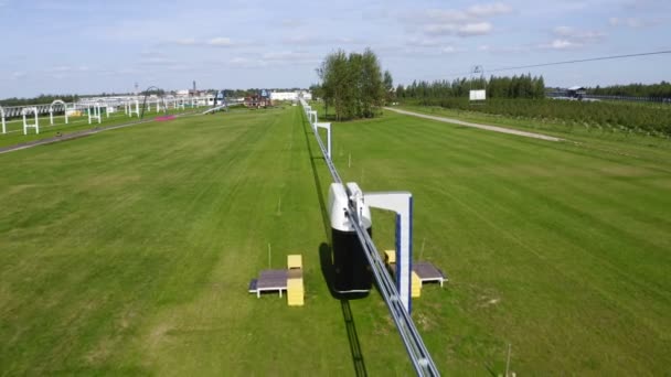 Unibus Cabin rijdt langs de suspension Railway luchtfoto — Stockvideo