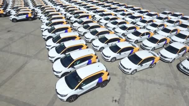 Yandex autó bérleti szolgáltatás a parkolóban felső nézetben — Stock videók