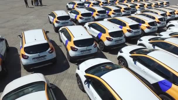 Yandexレンタルサービスの自動車と駐車場の上の人々 — ストック動画
