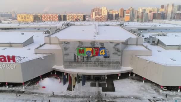 Centro de entretenimiento con logo fachada y nieve en la parte superior del techo — Vídeos de Stock