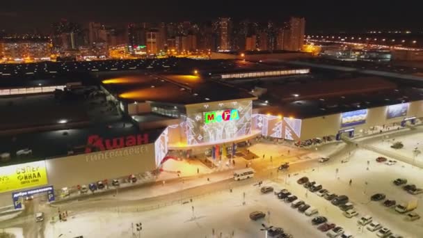 Centro de entretenimiento y estacionamiento en la vista superior del distrito — Vídeo de stock