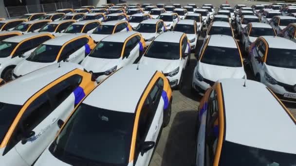 Carros para serviço de aluguer Yandex no estacionamento vista superior do local — Vídeo de Stock