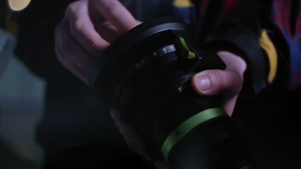 Operador insere câmera moderna na caixa em filme set close-up — Vídeo de Stock