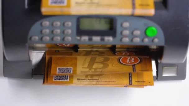 Mano preme il tasto sulla macchina con bitcoin fatture rallentatore — Video Stock