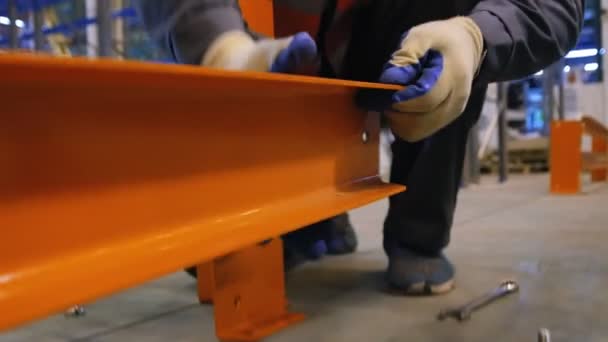 Pracownik montuje tuszy rack w magazynie zwolnionym tempie — Wideo stockowe