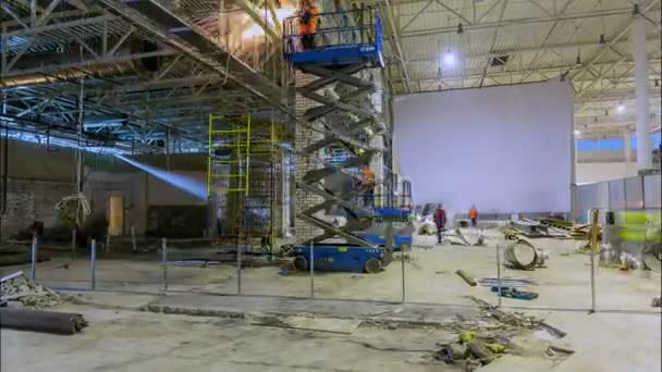 Construtores trabalham na sala de luz na construção do shopping timelapse — Vídeo de Stock