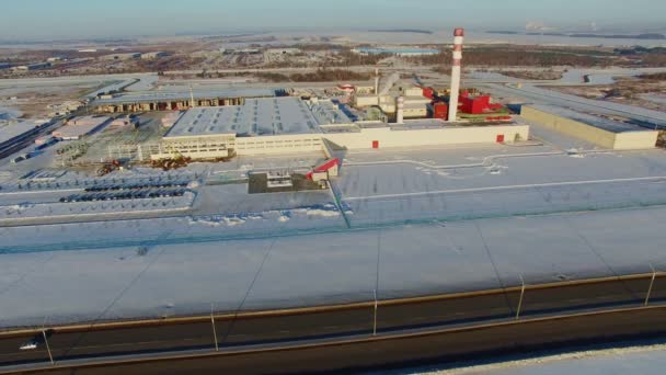 Complejo industrial con chimenea en vista aérea de invierno — Vídeo de stock