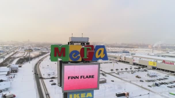 Torre con el logotipo de MEGA en la pantalla sobre el estacionamiento nevado aéreo — Vídeo de stock