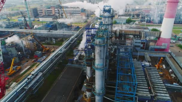 Planta de refinería de gas y petróleo con nubes de humo panorama aéreo — Vídeos de Stock