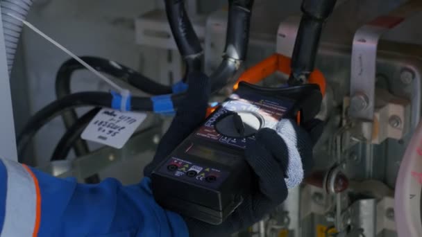 Человек проверяет оборудование с современным цифровым счетчиком в мастерской — стоковое видео