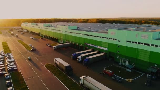 Edificio de almacenamiento con rampas de carga y vista superior de camiones — Vídeo de stock