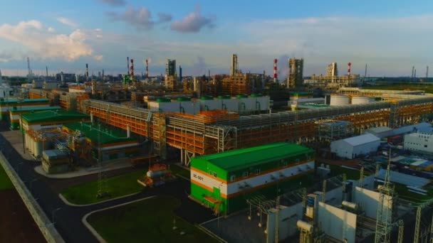 Complejo de refinería con tanques y tuberías vista aérea — Vídeo de stock