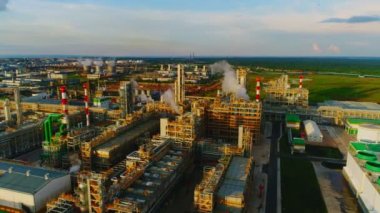 Rafineri fabrikasının üst görünümündeki üretim kuleleri ve bacaları
