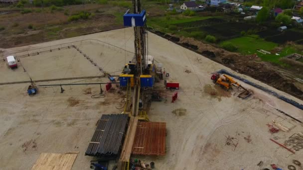 Estación de levantamiento geodésico con equipo en antena de yacimientos petrolíferos — Vídeos de Stock