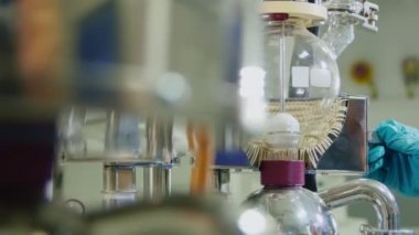 Laboratuvar asistanı ekipmanları laboratuvar kapanışında hazırlıyor.