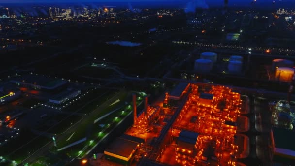 Oświetlona instalacja rafinerii gazu i ropy naftowej w powietrzu wieczornym — Wideo stockowe