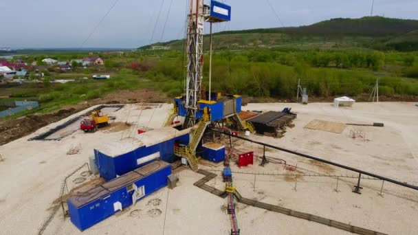 Movimiento aéreo alrededor de la estación de reconocimiento geodésico en el campo petrolífero — Vídeos de Stock