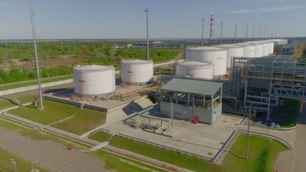 Gas tanks with pipeline at refinery complex upper view — Stock Video