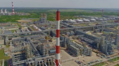 Rafineri fabrikasının hava görüşündeki baca ve üretim kuleleri