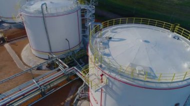 rafineri karmaşık hava sahasında büyük tanklar ve boru hattı sistemi