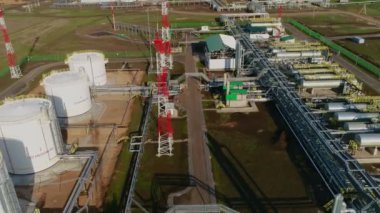 Beyaz tankları ve boru panoraması olan modern rafineri fabrikası