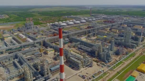 Gas- en olieraffinaderij complex in de buurt van groen boszicht — Stockvideo