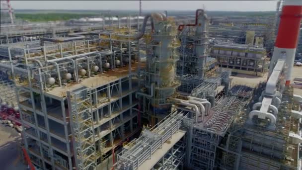 Produktionsturm mit Pipelines im Raffineriewerk obere Ansicht — Stockvideo