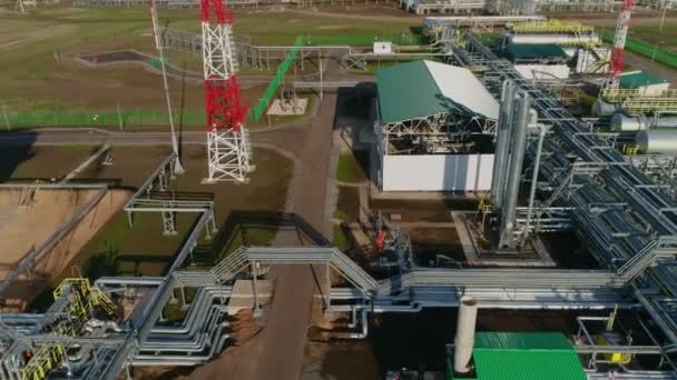 Gaz ve petrol rafineri kompleksi, borular ve kuleler havadan — Stok video
