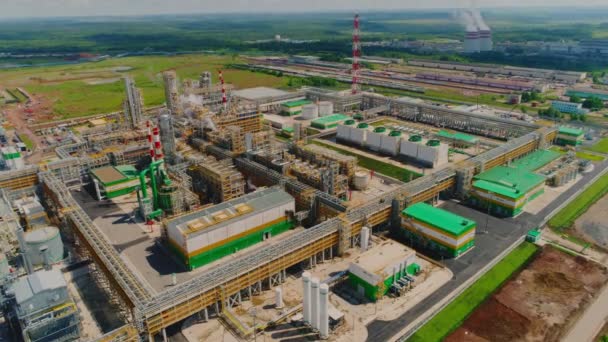 Gas and oil refinery plant under sky with clouds aerial view — Stock Video