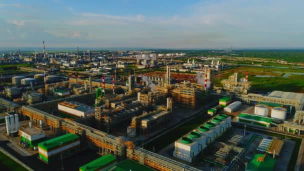 Area of gas and oil refinery complex in morning upper view — Stock Video