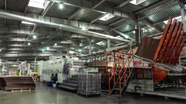 Mitarbeiter und Geräte in der Werkstatt mit Karton-Zeitraffer — Stockvideo