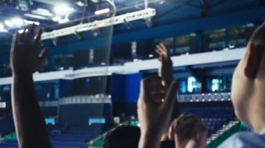 Taraftarlar stadyumdaki ağır çekimde el çırpıyor