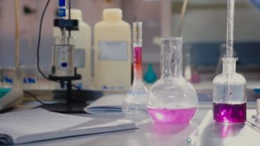 Laboratuvarda test cihazında sıvı bulunan deney şişesi.