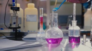 Asistanı yavaş çekimde barutu şişeye boşaltıyor.