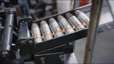 Kurşunlar atölyede otomatik üretim hattında taşınıyor.