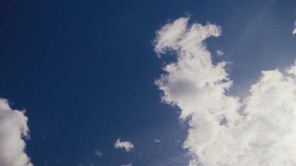 Komín v komplexu rafinérie plynu a ropy a obloha s mraky — Stock video