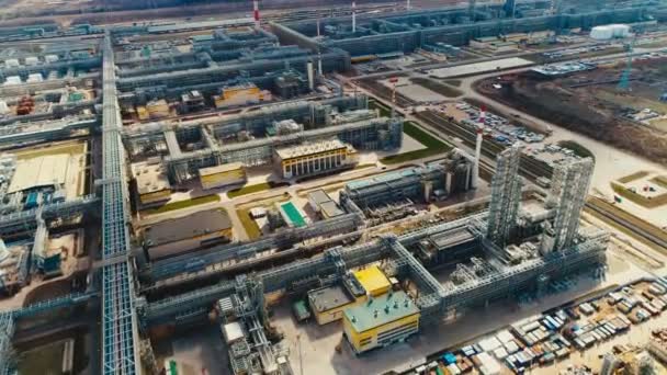 Огромный нефтеперерабатывающий комплекс с панорамным видом на трубопроводную систему — стоковое видео