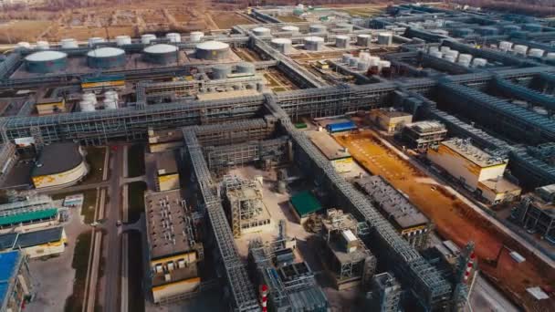 Área de gás e refinaria de petróleo planta na vista aérea dia ensolarado — Vídeo de Stock