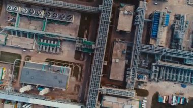 Rafineri fabrikasının üzerinde yapıları olan havadan hareket