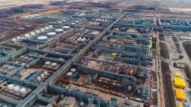 Enorme raffinaderij complex met constructies antenne panorama — Stockvideo