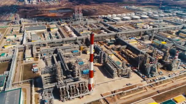 Modern equipped gas and oil refinery complex aerial view — Stock Video