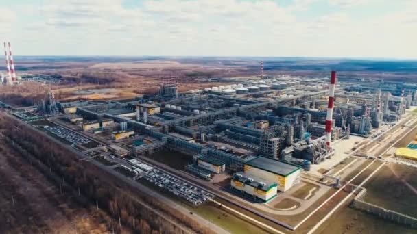 Raffinerie-Anlage mit modernen Produktionstürmen aus der Vogelperspektive — Stockvideo