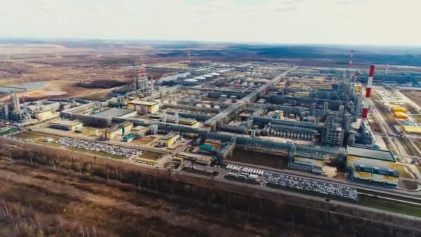 Gebied van de raffinaderij met uitzicht op de lucht via pijpleidingen — Stockvideo