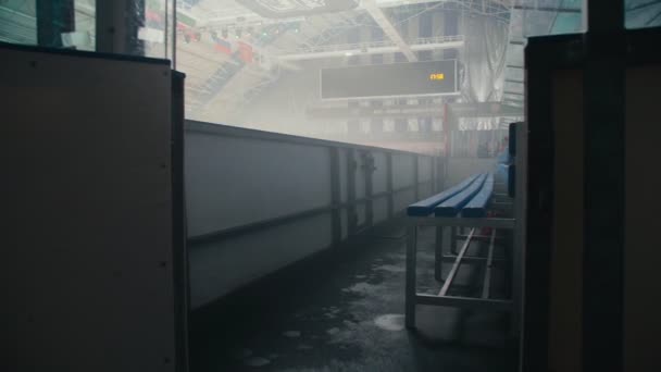 Banco para jogadores da equipe de hóquei no lado da arena de gelo no estádio — Vídeo de Stock