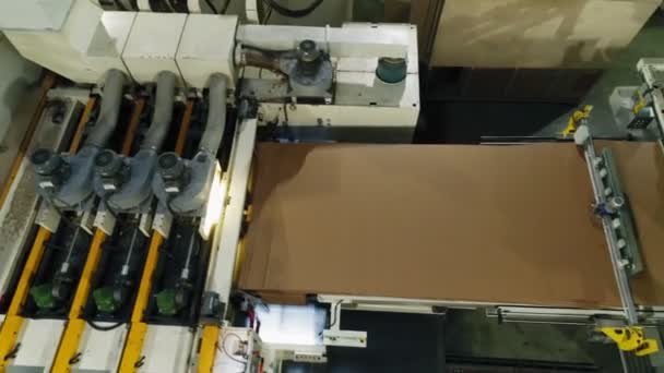 Nieuw kartonnen papier verwerkt door productielijn bovenaanzicht — Stockvideo