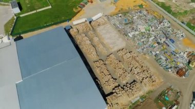 Avlu kuş bakışı görünümlü kağıt fabrikası için atık madde