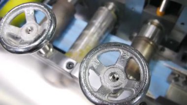 Maskeler için kumaşla çalışan silindirli üretim hattı