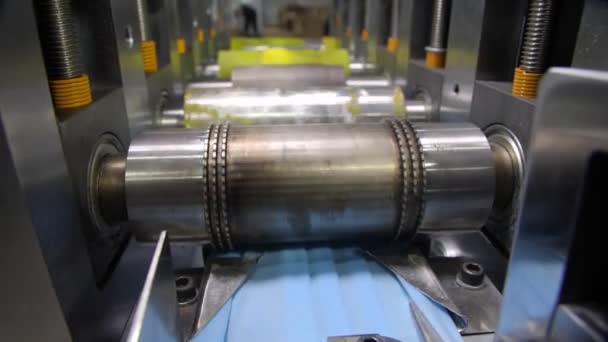 Ligne de production avec rouleaux rotatifs tire tissu bleu — Video