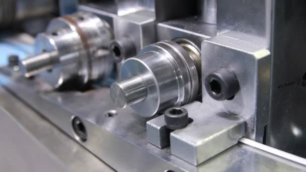Ligne de production automatisée avec tiges rotatives dans l'atelier d'usine — Video