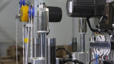 Ekipman, tek kullanımlık maskeler için elastik bant ile çalışır